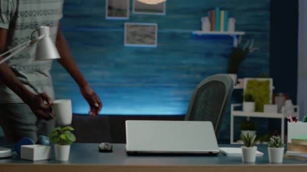 Afroamerikansk person förbereder sig för fjärrarbete på bärbar dator — Stockvideo