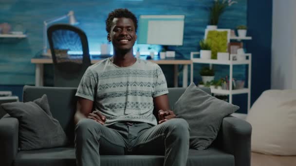 POV de pessoa sorrindo e sentado no sofá — Vídeo de Stock