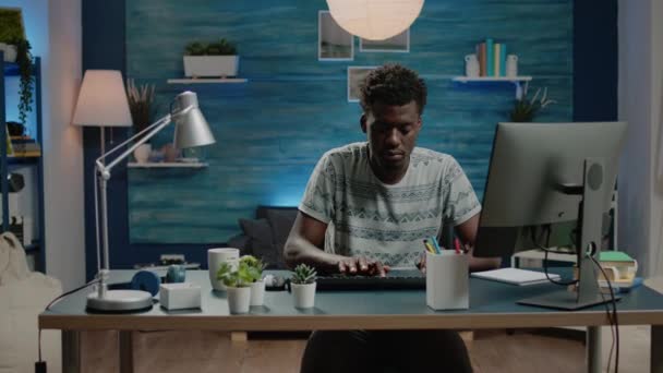 Empresario trabajando desde casa con ordenador en el espacio de trabajo — Vídeos de Stock