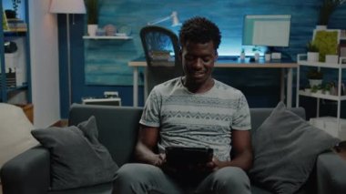 Çalışmak için dokunmatik ekranlı dijital tablet kullanan genç serbest yazar