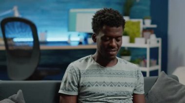 Dijital tablete yazı yazan Afrikalı Amerikalı adama yakın çekim