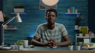 Uzaktan çalışma için video konferansında konuşan siyahi kişi