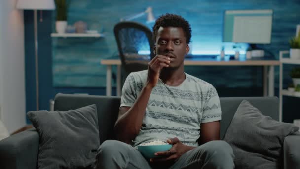 POV černošky sledování filmu v televizi doma — Stock video