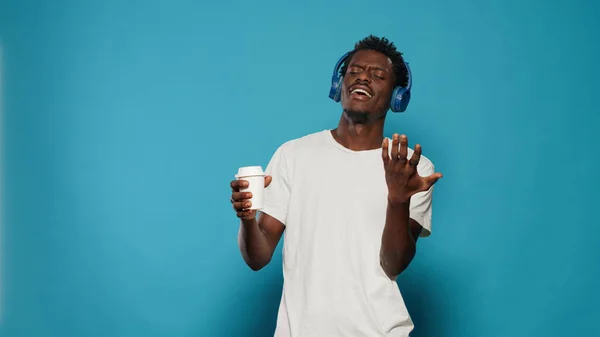 Afro-Amerikaanse man met behulp van een koptelefoon om naar muziek te luisteren — Stockfoto