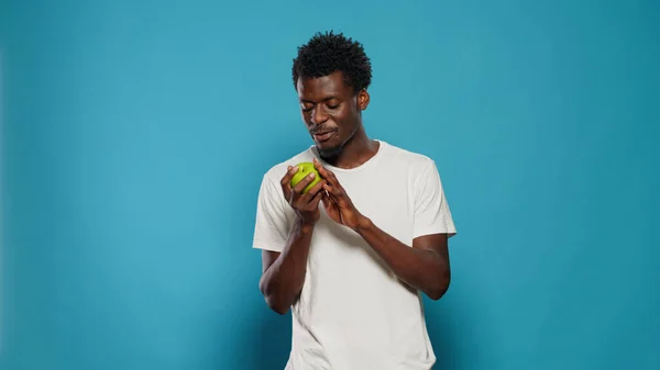 Vegetáriánus férfi játszik zöld alma a stúdióban — Stock Fotó