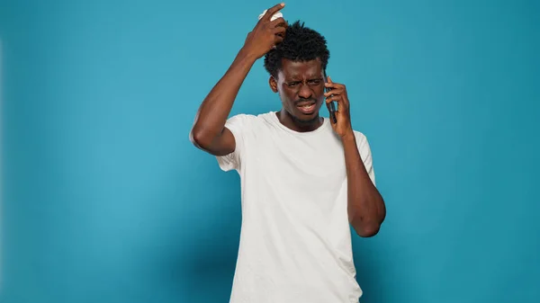 Zwarte persoon die smartphone gebruikt voor telefoongesprek in de studio — Stockfoto