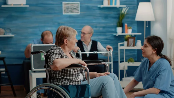 Жінка-інвалід отримує медичний візит для огляду від медсестри — стокове фото