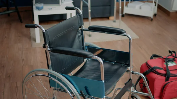 Sedia a rotelle e borsa medica nella struttura della casa di cura — Foto Stock