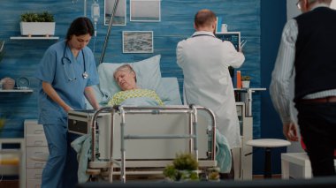 Yaşlı adam doktor ve hemşireden yardım istiyor.