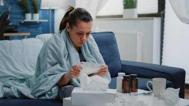 Hastalık enfeksiyonu olan kişi paket broşürlerini analiz ediyor