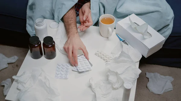 Horní pohled na stůl s léky, láhve pilulek a čaje — Stock fotografie