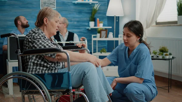 Old woman in nursing home receiving medical visit — Stock Photo, Image