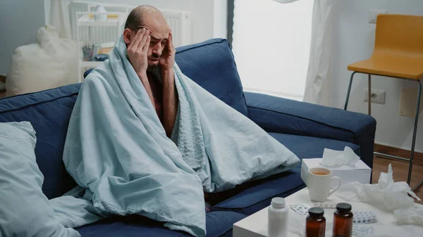 Nemocný muž s bolestí hlavy tření spánků a pocit nevolnosti — Stock fotografie