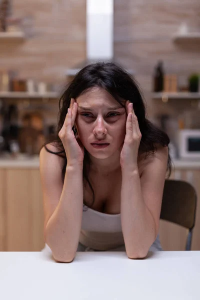 Портрет засмученої жінки з серйозним головним болем — стокове фото