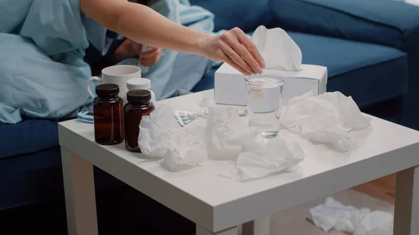 Primer plano de la mano de la mujer preparando bebida efervescente — Foto de Stock