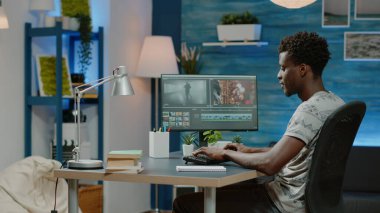 Videograf olarak çalışan bir adam müzikal görüntülerle video düzenliyor