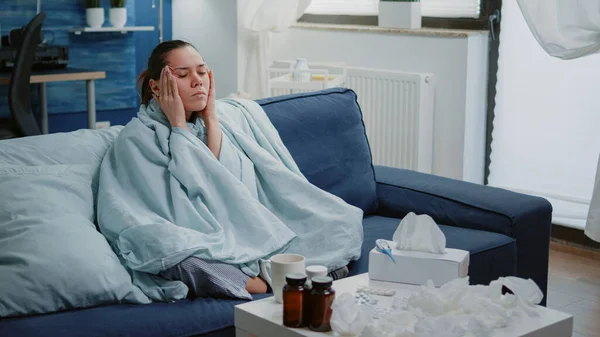 Donna malata sfregamento templi e cercando di curare il mal di testa — Foto Stock
