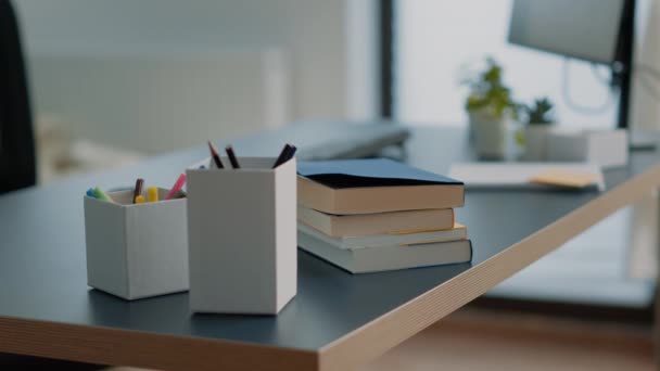 Close-up van boeken en computer met toetsenbord op bureau — Stockvideo