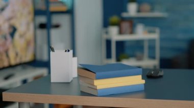 Okul kitapları ve dersler için boş ev ofisi