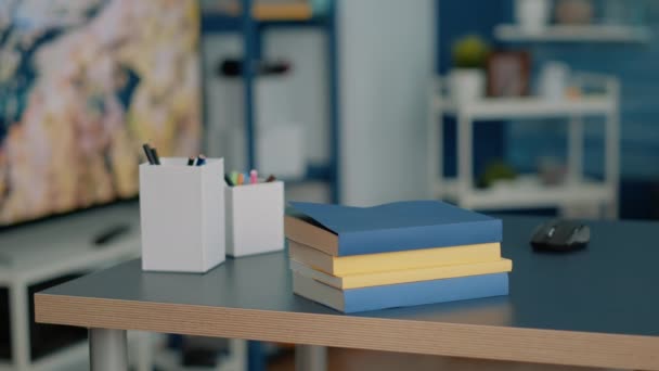 Ninguém em casa mesa com material escolar e livros — Vídeo de Stock