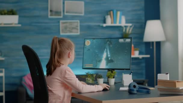 Ung flicka spelar dataspel medan mamma avbryter — Stockvideo