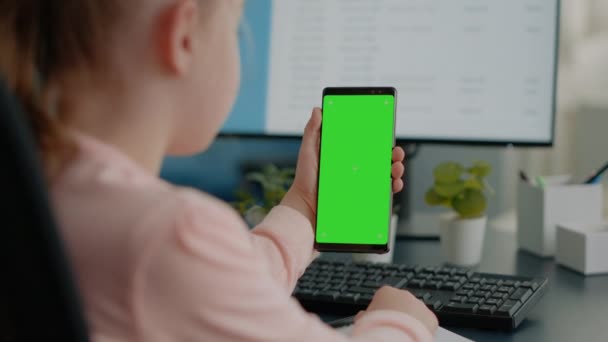 Nahaufnahme eines Kindes mit grünem Bildschirm auf dem Smartphone — Stockvideo
