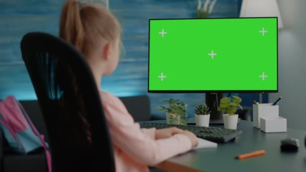 Pequeño niño mirando la pantalla verde horizontal en la computadora — Vídeo de stock