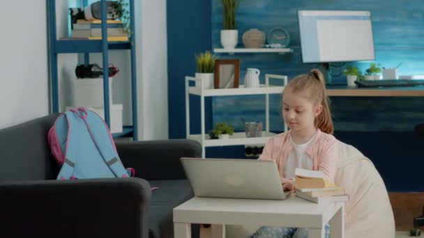 Petit enfant utilisant un ordinateur portable pour les classes scolaires en ligne à la maison — Video