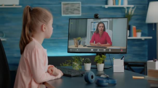 Klein meisje met behulp van video oproep voor online remote les met leraar — Stockvideo