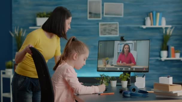 Schulmädchen nutzt Videoanruf für Online-Unterricht mit Lehrer und Mutter — Stockvideo
