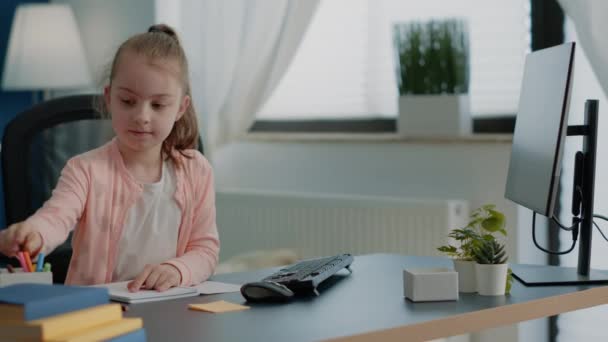 Schoolmeisje tekening op notebook met kleurrijke potloden — Stockvideo