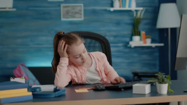 Enfant épuisé regardant l'ordinateur pour les cours en ligne — Video