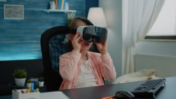 Sanal gerçekliği öğrenmek için VR gözlüğü kullanan genç kız. — Stok video