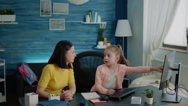 Eltern und kleines Mädchen machen gemeinsam Hausaufgaben am Schreibtisch — Stockvideo