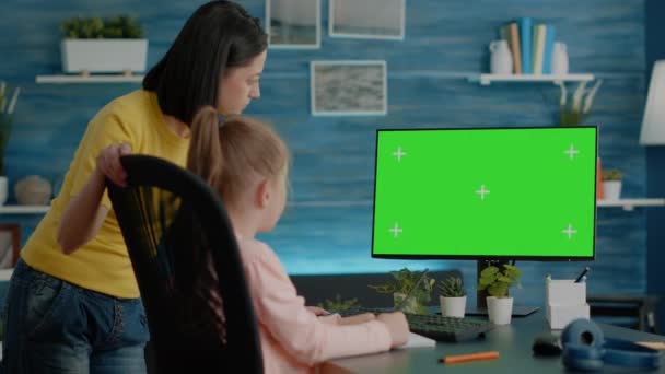Anne ve kızı bilgisayardaki yatay yeşil ekrana bakıyor. — Stok video
