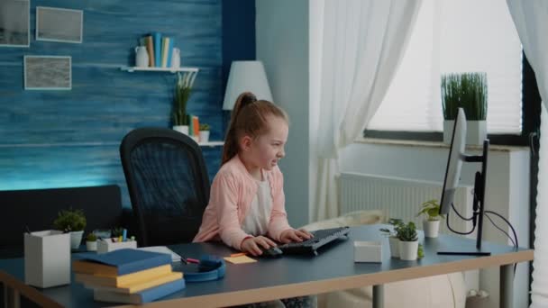 Απογοητευμένο παιδί που χρησιμοποιεί υπολογιστή και πληκτρολόγιο για εργασία — Αρχείο Βίντεο
