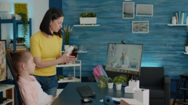 Annem doktordan videodaki ilaç şişesini istedi.