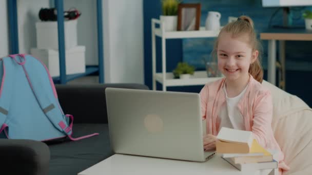 Porträt einer Schülerin, die Laptop für Online-Schulklassen benutzt — Stockvideo
