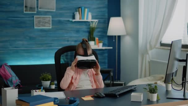 Küçük liseli kız sanal gerçeklik öğrenmek için VR gözlüklerini kullanıyor. — Stok video