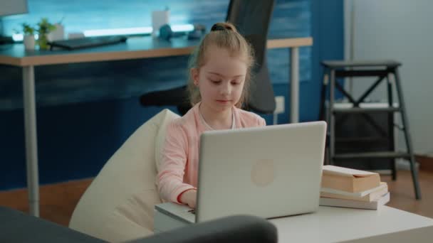 Retrato de jovem trabalhando no laptop para aulas escolares — Vídeo de Stock