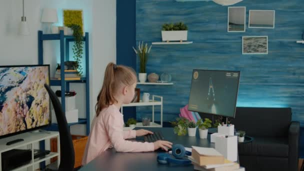 Anya kikapcsolása videojátékok számítógép a gyermek számára — Stock videók