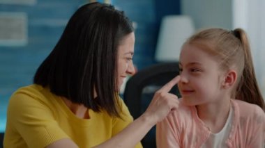 Okul kızı ve annesinin birlikte ev ödevi yaptığı yeri kapatın.