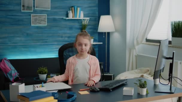 Kleines Kind hält Sprechblase für Hilfe bei den Hausaufgaben — Stockvideo