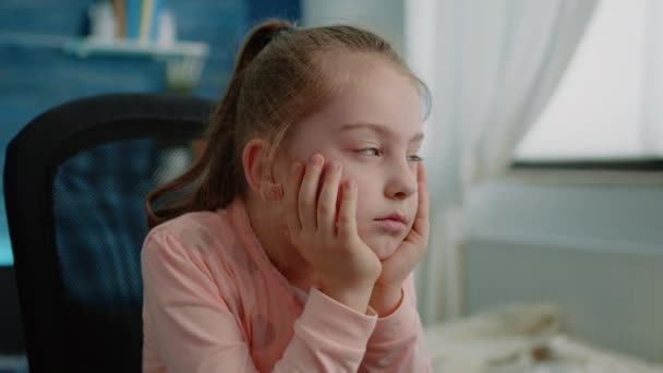 Sluiten van moe kind luisteren naar remote online les — Stockvideo