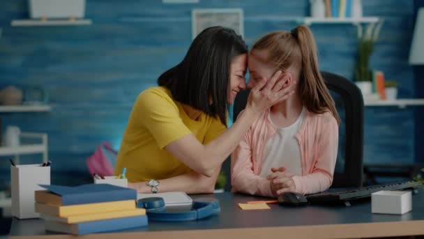 Niña y madre preparándose para cursos de escuela en línea — Vídeos de Stock