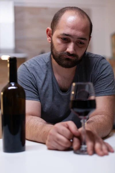 Gros plan sur la bouteille et le verre de vin préparés pour l'homme — Photo