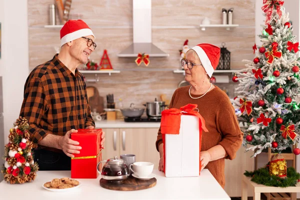 Großeltern überraschen sich gegenseitig mit Weihnachtsgeschenk — Stockfoto