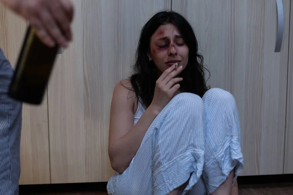 Primo piano di una donna maltrattata che piange a causa della violenza domestica — Foto Stock