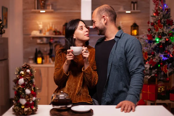 Portrait de couple souriant regardant dans la caméra tout en célébrant les vacances de Noël — Photo