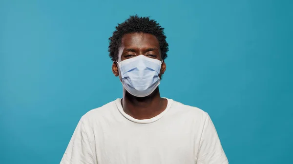 Retrato de homem afro-americano usando máscara facial — Fotografia de Stock